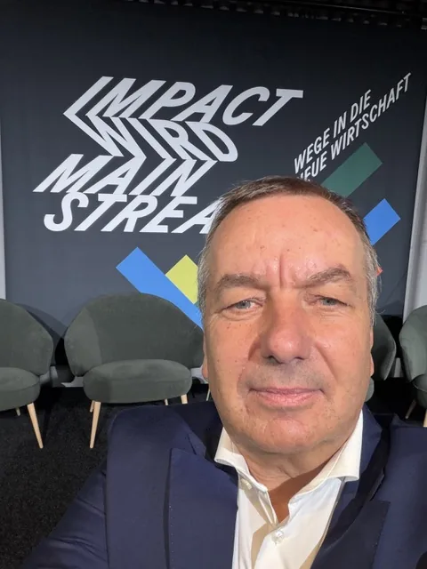 Stephan Bohle vor der Bühnenwand der PHINEO-Veranstaltung „Impact wird Mainstream“ im smartvillage Berlin